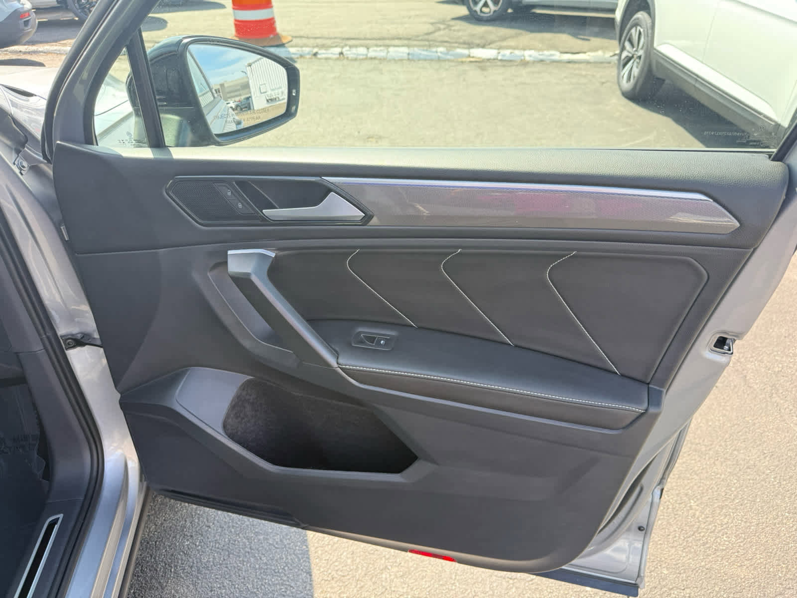 Certified 2024 Volkswagen Tiguan SE R-Line image 9