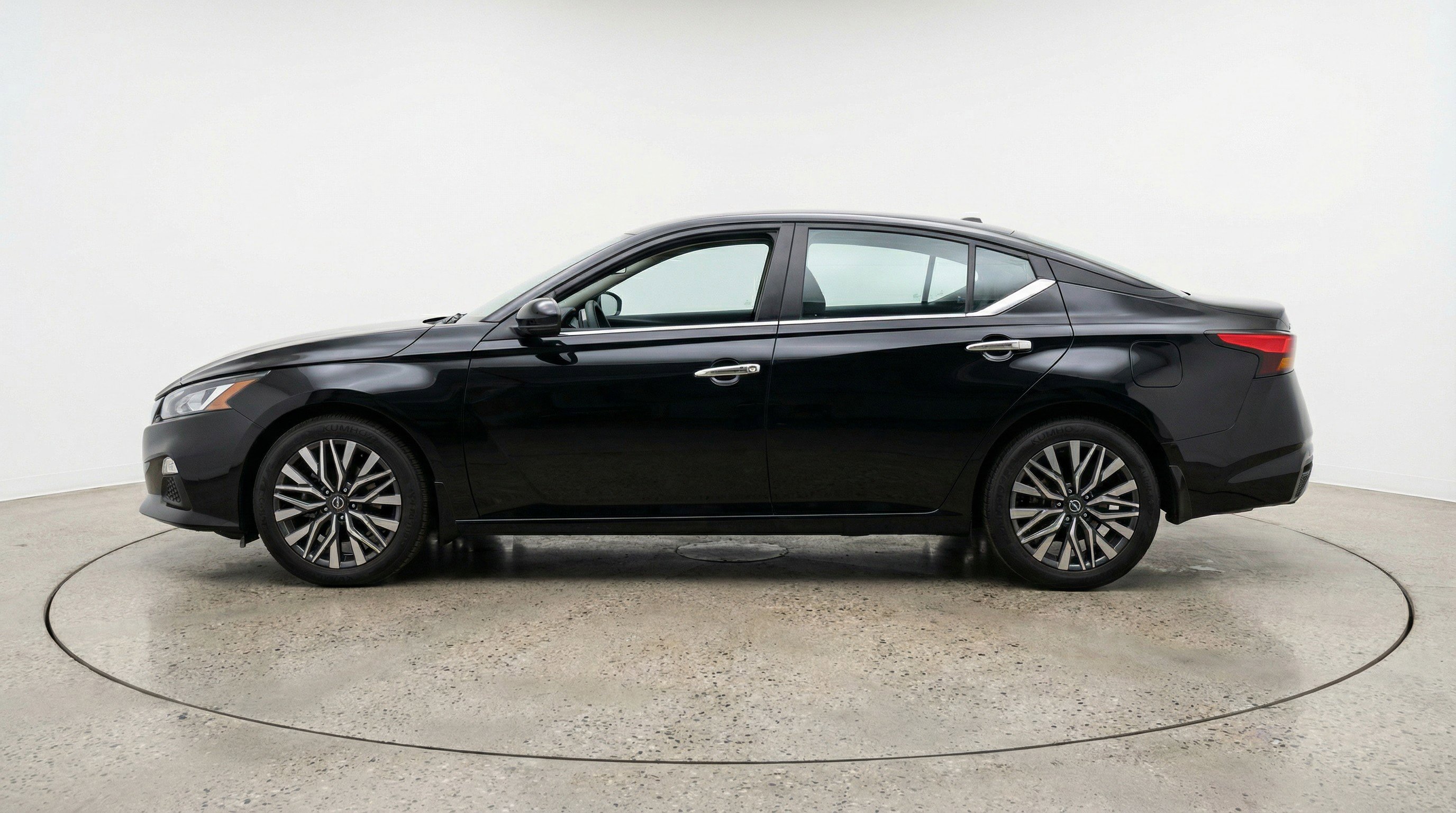 Used 2025 Nissan Altima 2.5 SV image 5