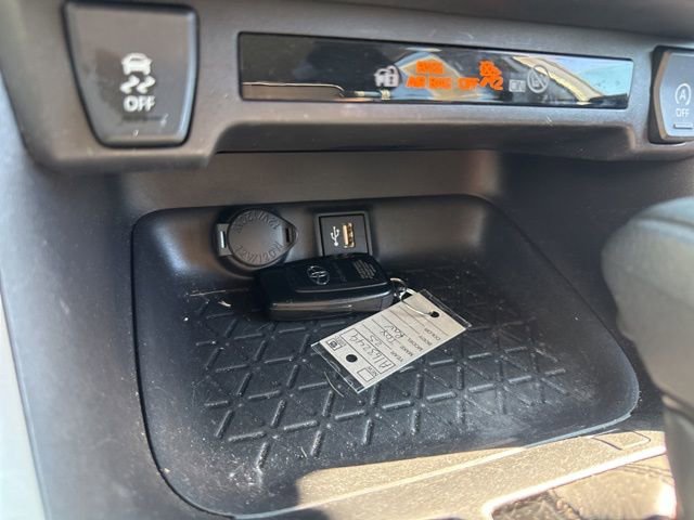 Used 2025 Toyota RAV4 XLE AWD/4WD image 18