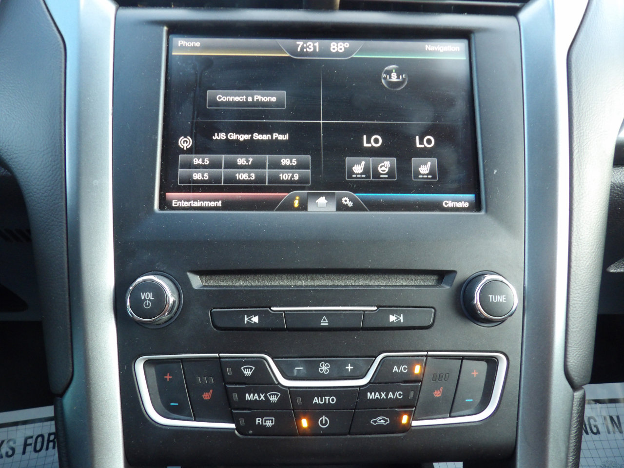 Used 2016 Ford Fusion SE w/ Equipment Group 202A image 25