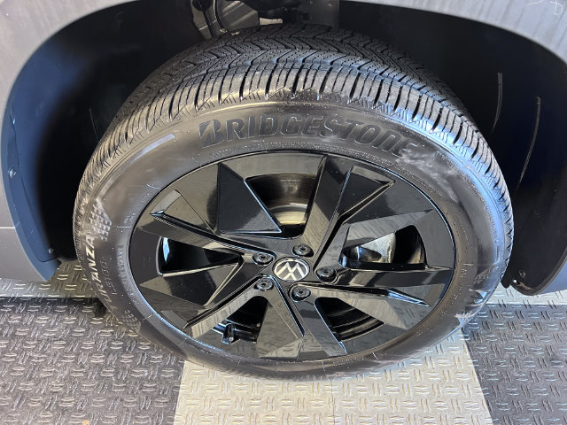 Certified 2025 Volkswagen Taos SE FWD image 9