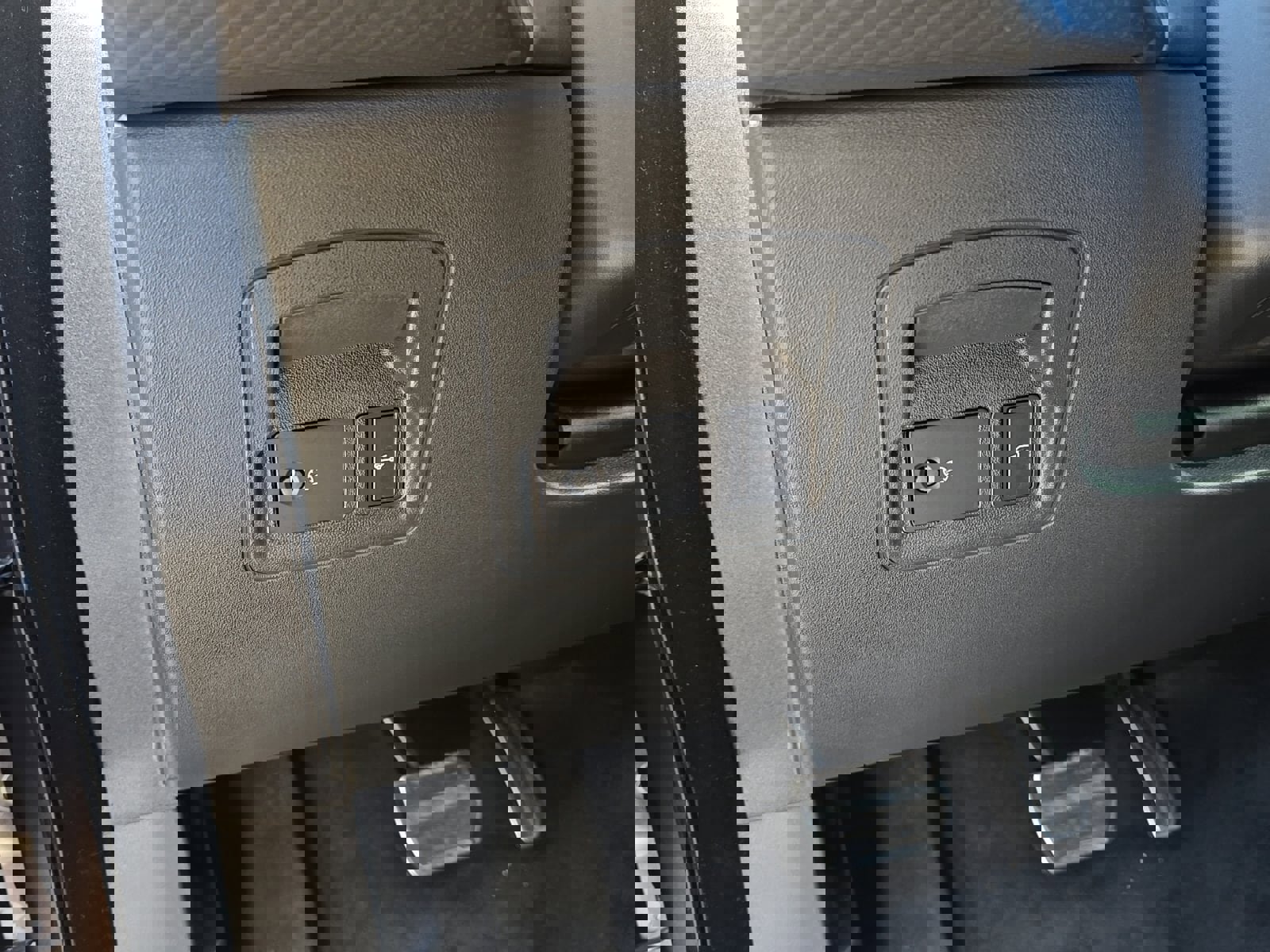 Used 2023 Land Rover Range Rover Velar R-Dynamic S image 11