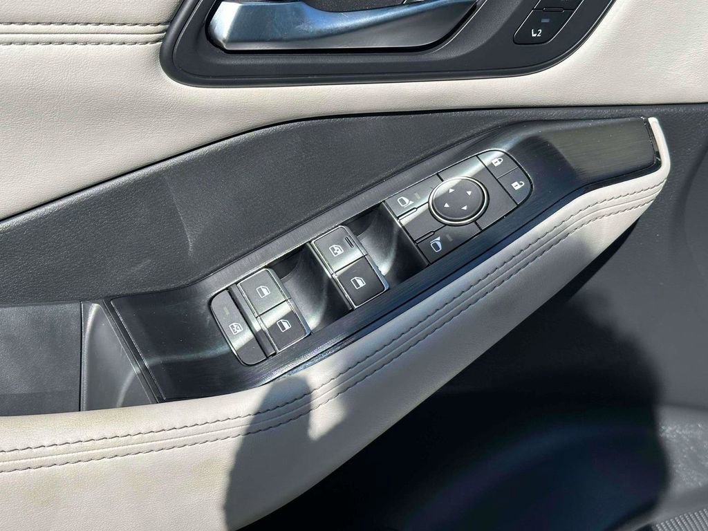 Used 2023 Nissan Rogue SL w/ SL Premium Package image 16