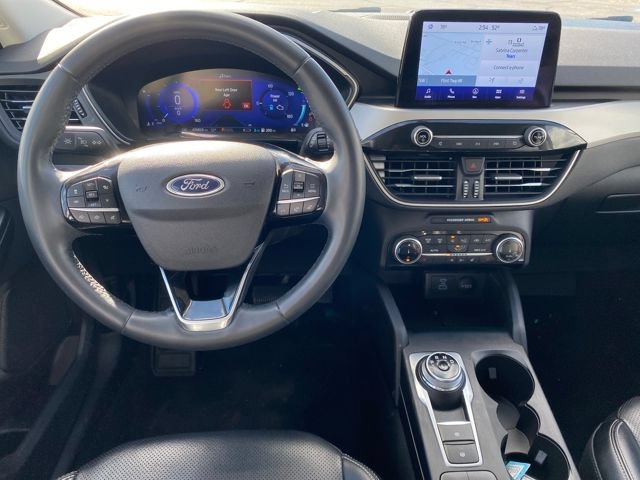 Used 2022 Ford Escape SEL w/ Technology Package FWD image 5