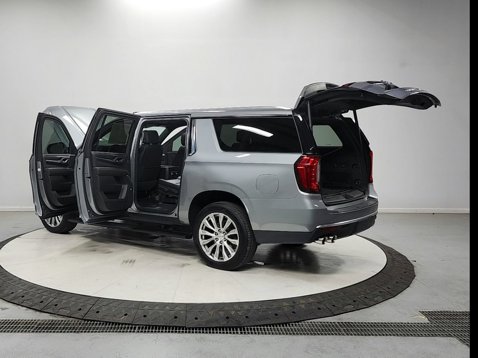 Used 2023 GMC Yukon XL Denali RWD image 13