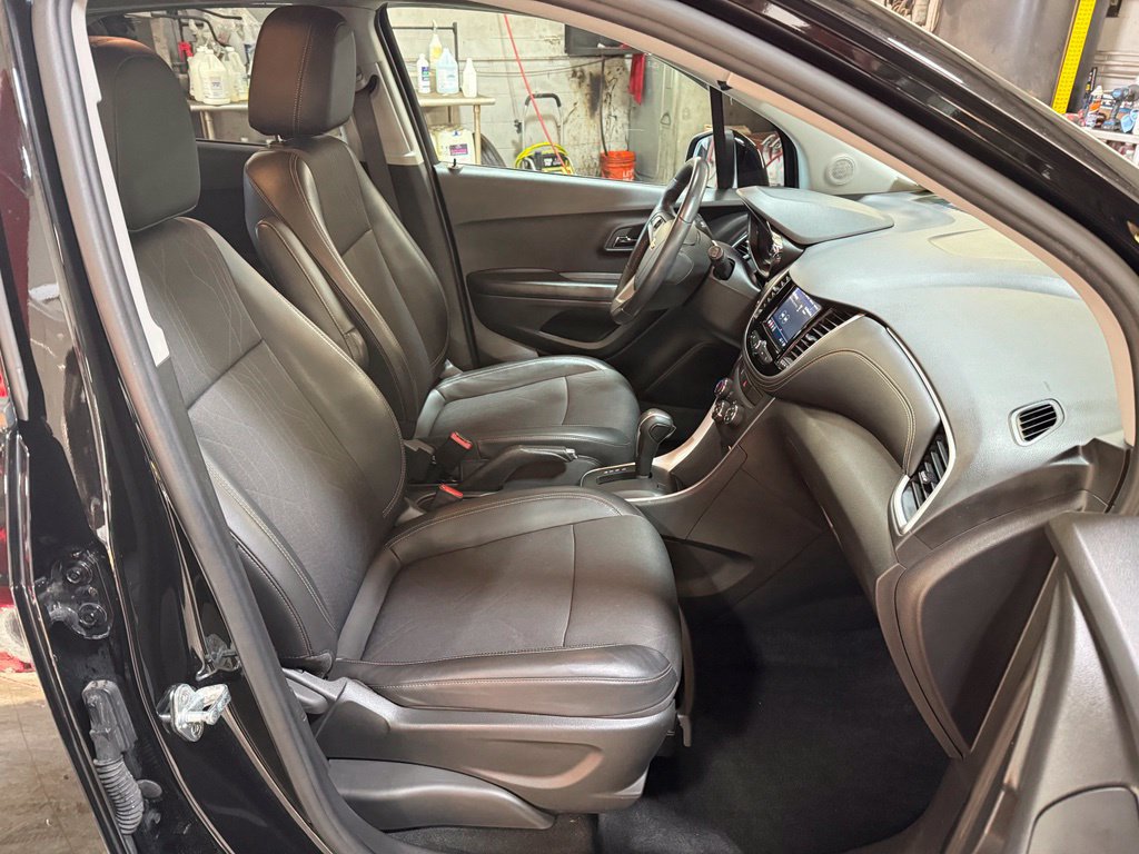 Used 2022 Chevrolet Trax LT w/ LT Convenience Package AWD/4WD image 21