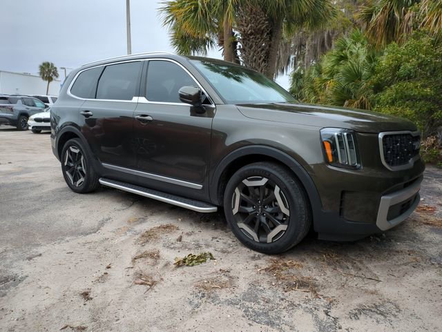 Used 2023 Kia Telluride EX w/ EX Captain's Chair Package image 2