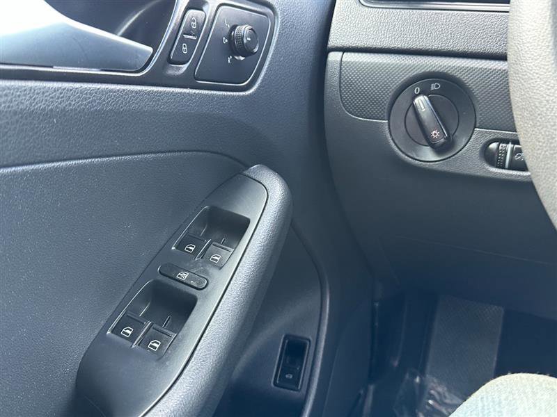 Used 2016 Volkswagen Jetta S image 32