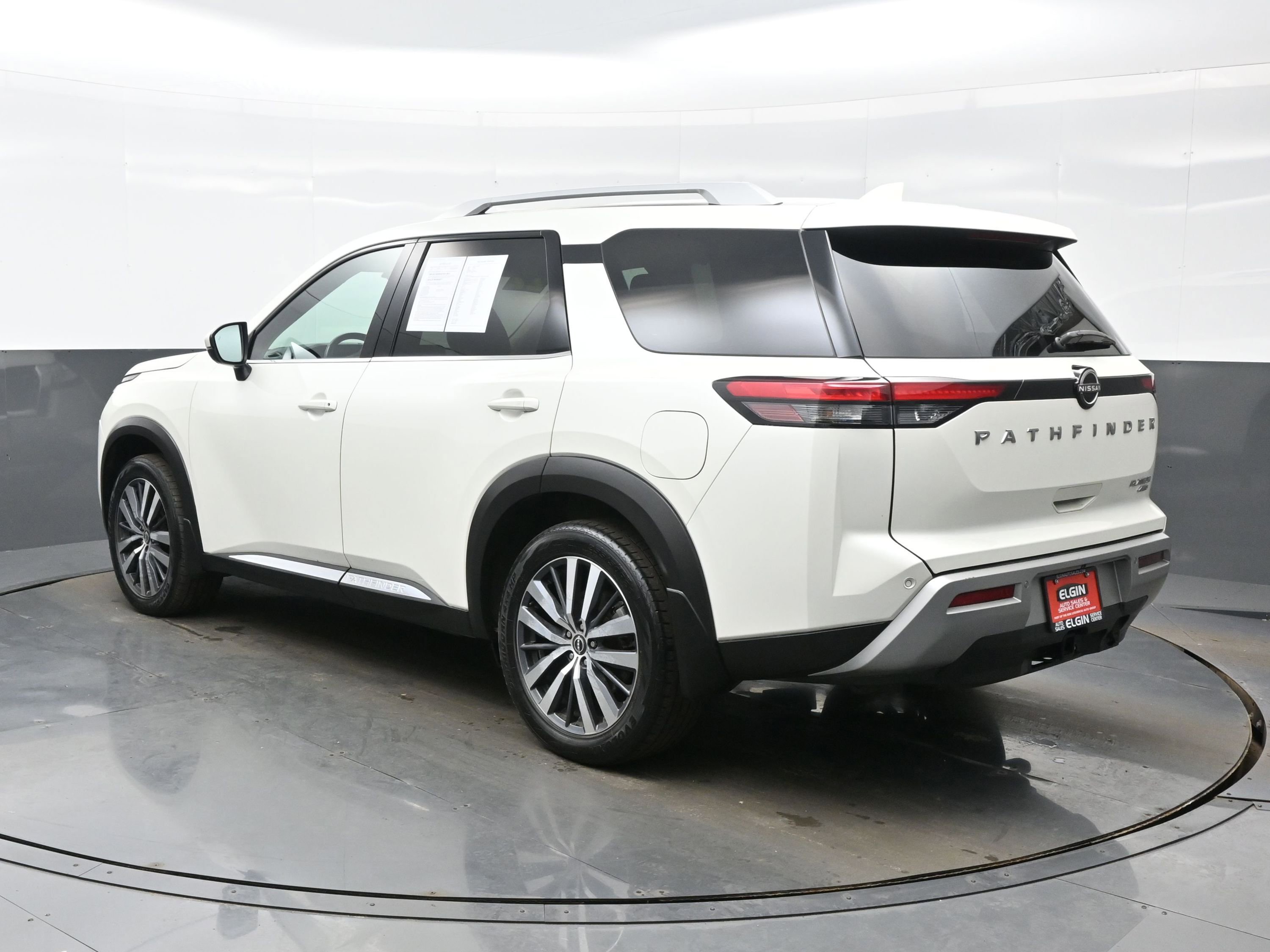 Used 2022 Nissan Pathfinder Platinum w/ Cargo Package image 4