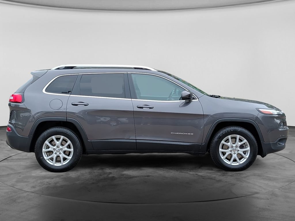 Used 2018 Jeep Cherokee Latitude Plus w/ Cold Weather Group AWD/4WD image 8