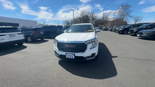 Used 2023 GMC Terrain SLE w/ Driver Convenience Package image 3