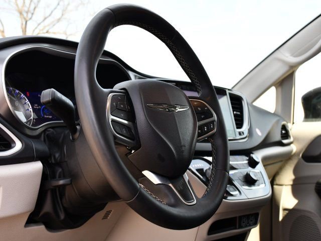 Used 2024 Chrysler Pacifica Touring-L image 11