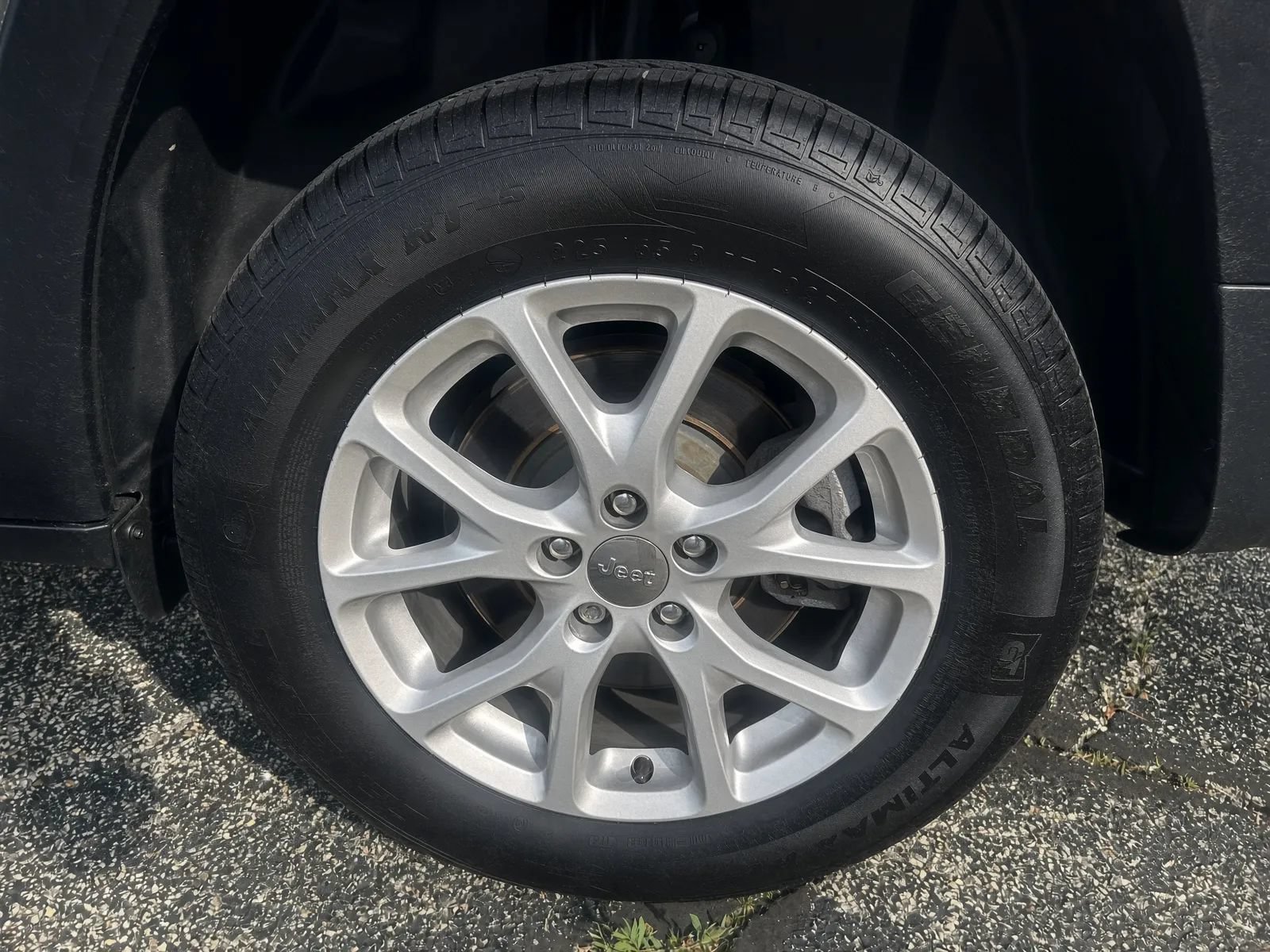 Used 2018 Jeep Cherokee Latitude w/ Cold Weather Group AWD/4WD image 21