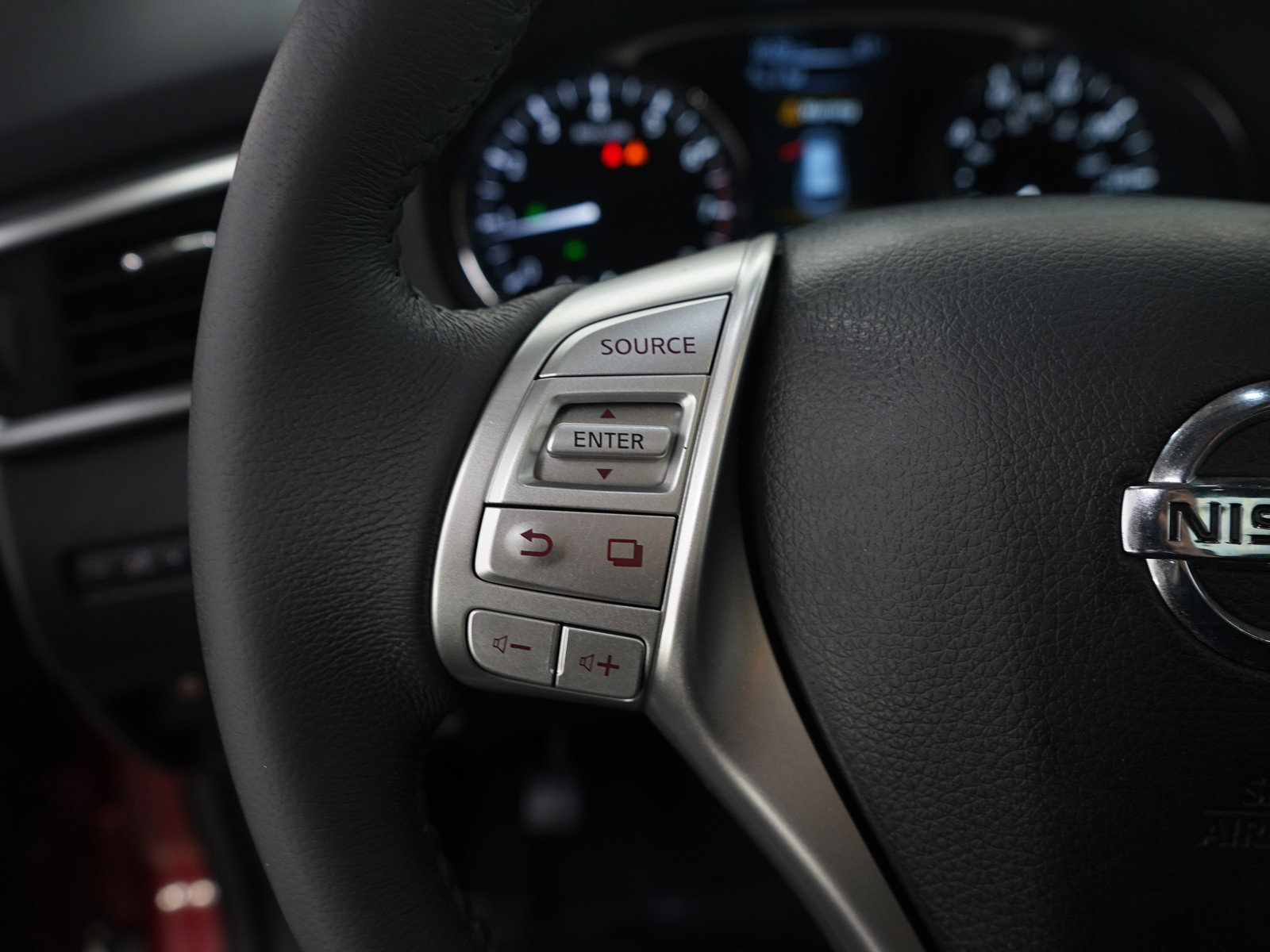 Used 2014 Nissan Rogue SL w/ SL Premium Package image 25