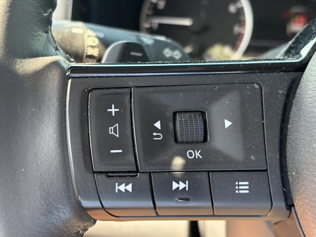 Used 2022 Nissan Pathfinder SV w/ SV Black Package image 11