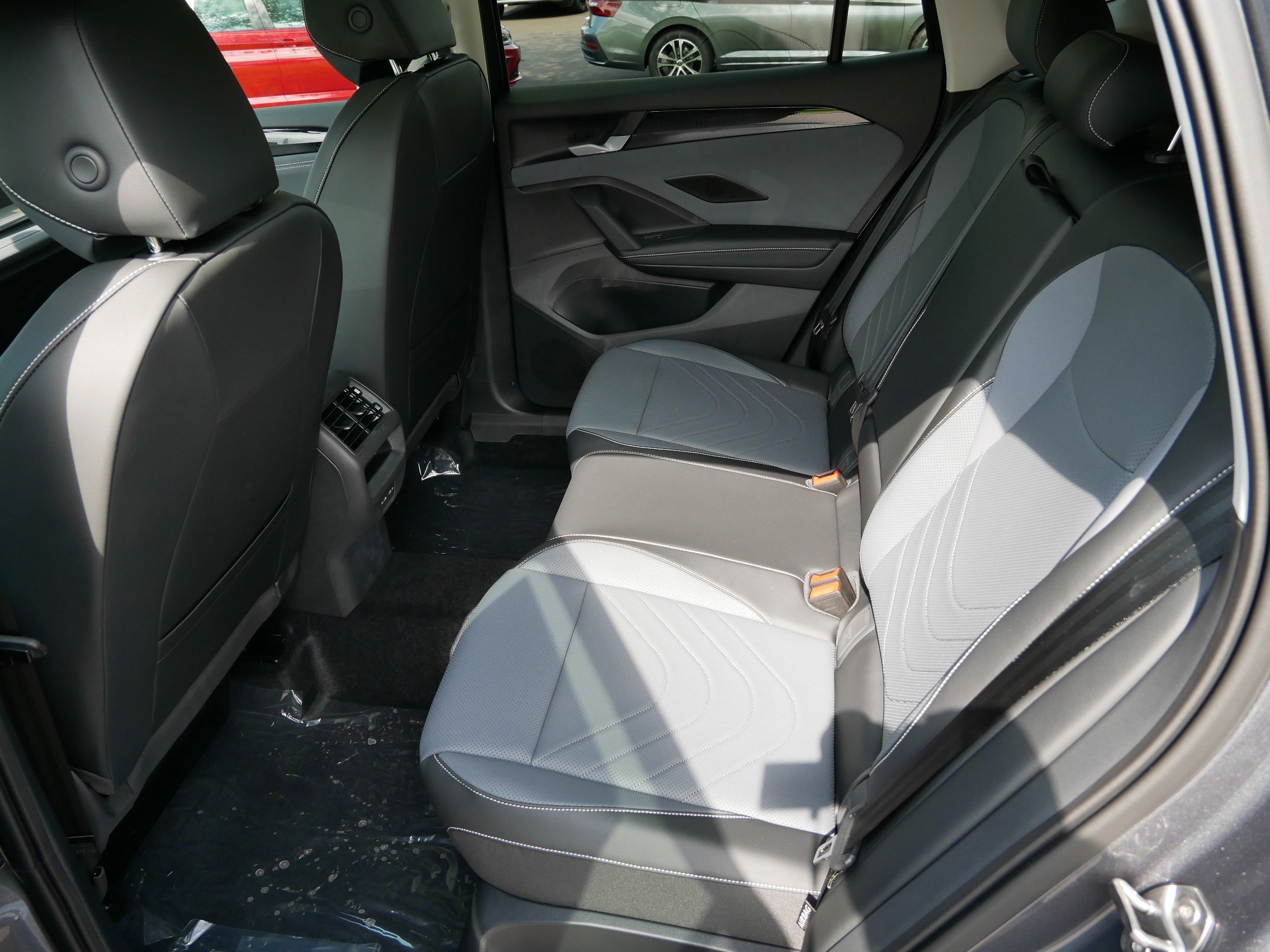 New 2025 Volkswagen Tiguan SE image 8