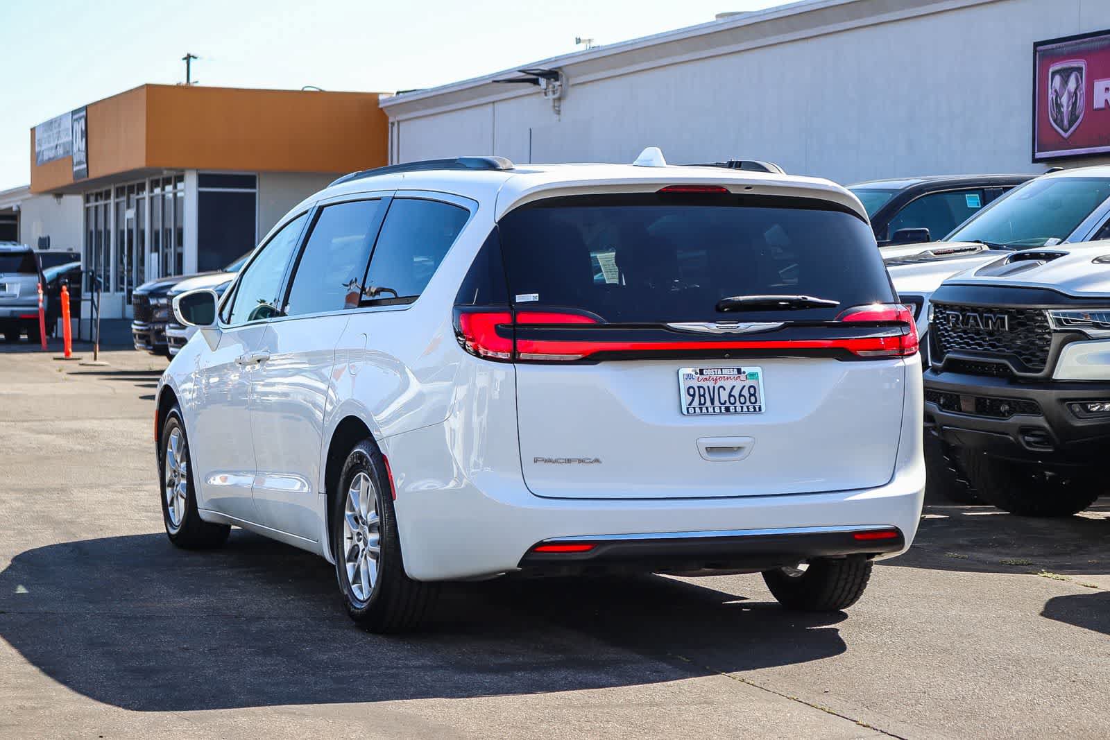 Used 2022 Chrysler Pacifica Touring-L FWD image 6