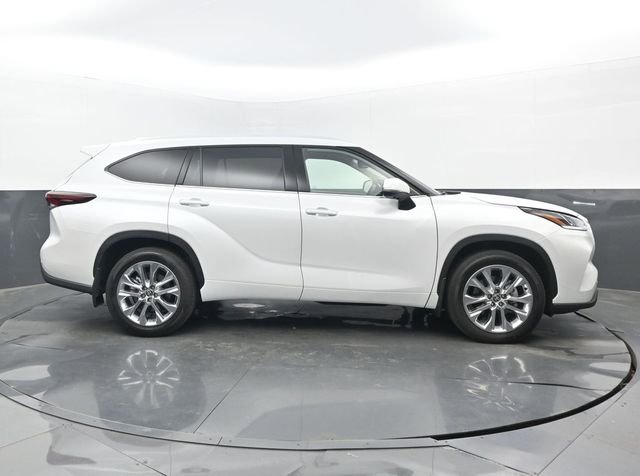 Used 2026 Toyota Highlander Limited image 2
