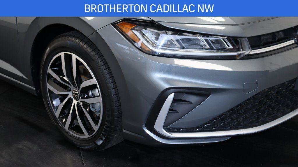 Used 2025 Volkswagen Jetta SE image 12