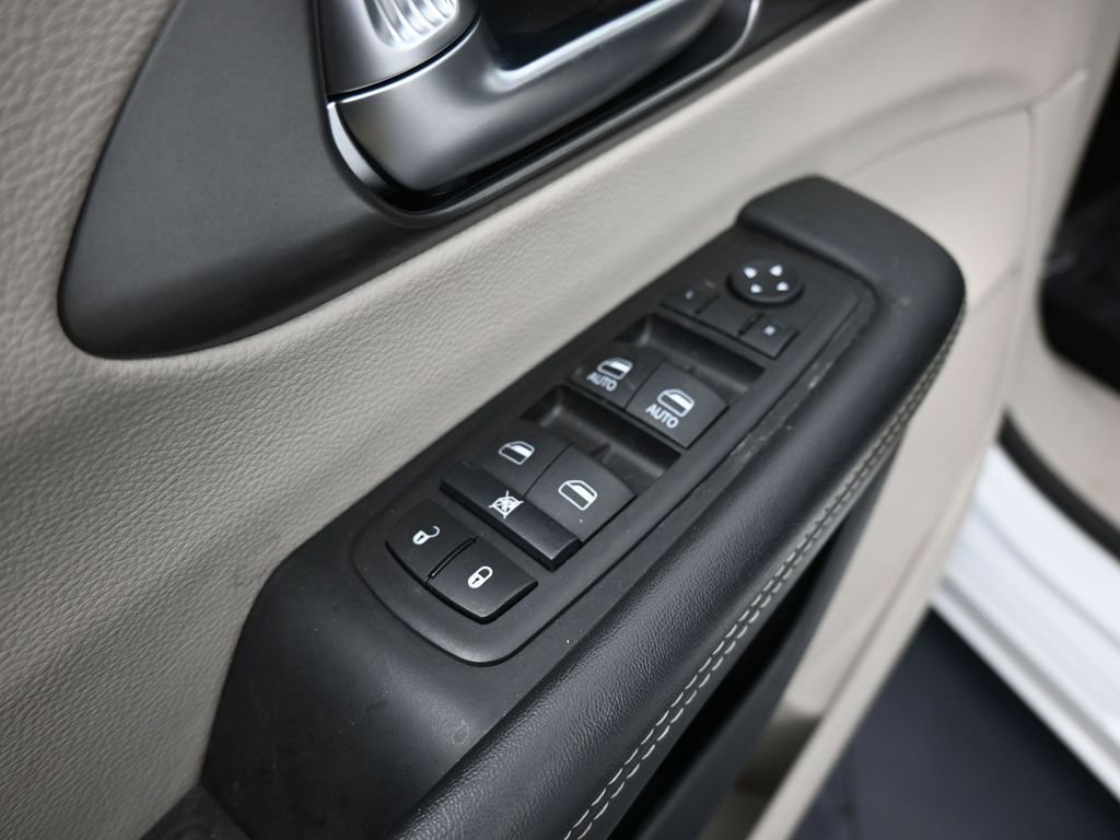 Used 2024 Chrysler Pacifica Select image 14