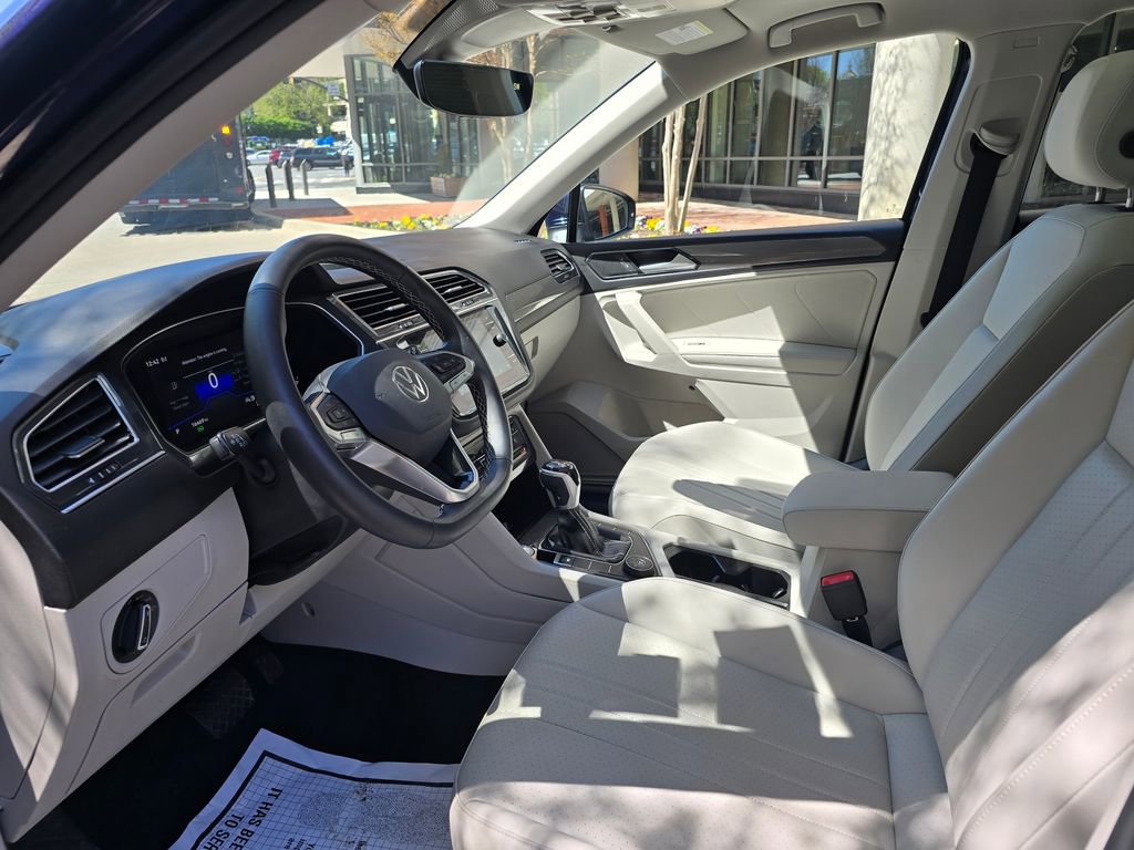 Used 2023 Volkswagen Tiguan SE w/ Panoramic Sunroof Package image 8