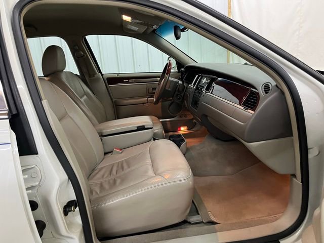 Used 2005 Lincoln Town Car Signature Limited image 22