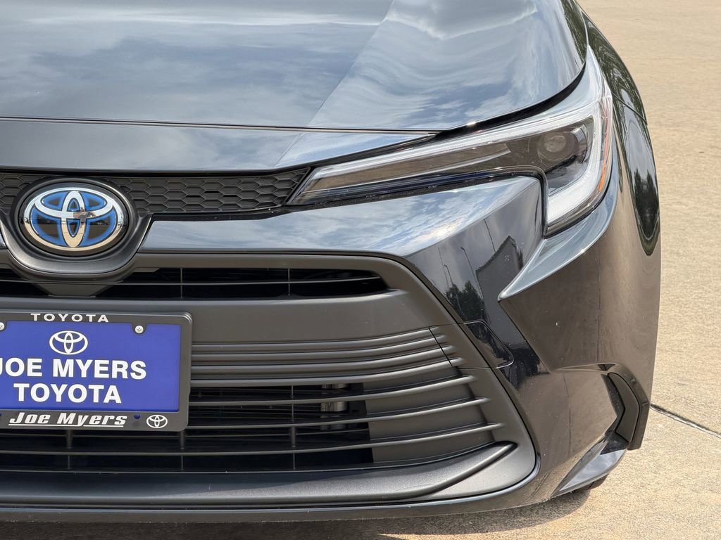Used 2025 Toyota Corolla LE FWD image 4