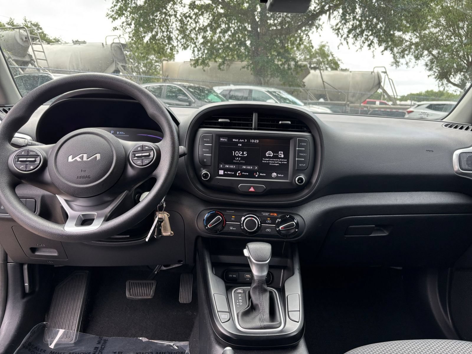 Used 2025 Kia Soul LX w/ LX Technology Package FWD image 30