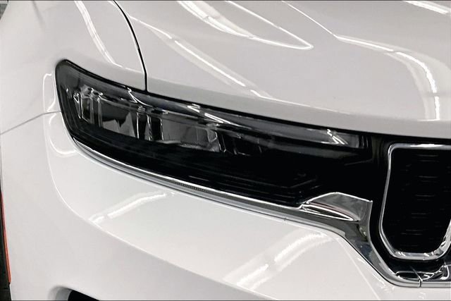 Used 2024 Jeep Grand Cherokee Laredo w/ Luxury Tech Group I image 32