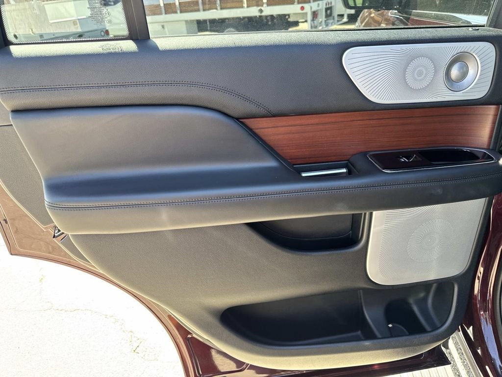 Used 2021 Lincoln Navigator Reserve w/ Luxury Package AWD/4WD image 12