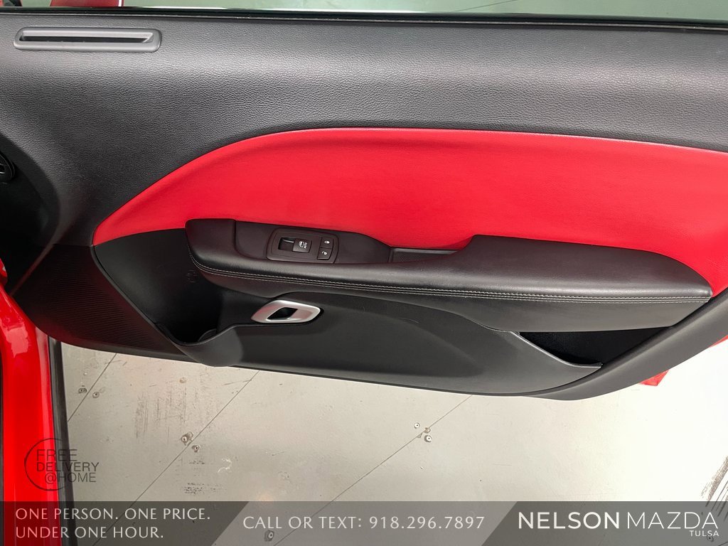 Used 2015 Dodge Challenger SXT image 31