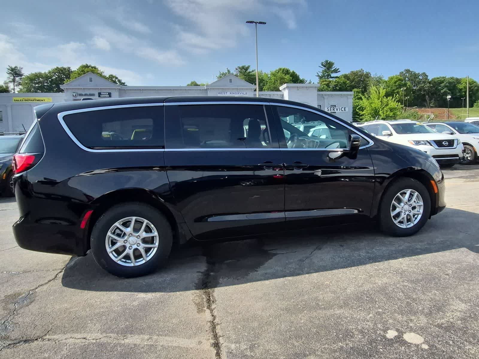 New 2027 Chrysler Pacifica LX FWD image 7