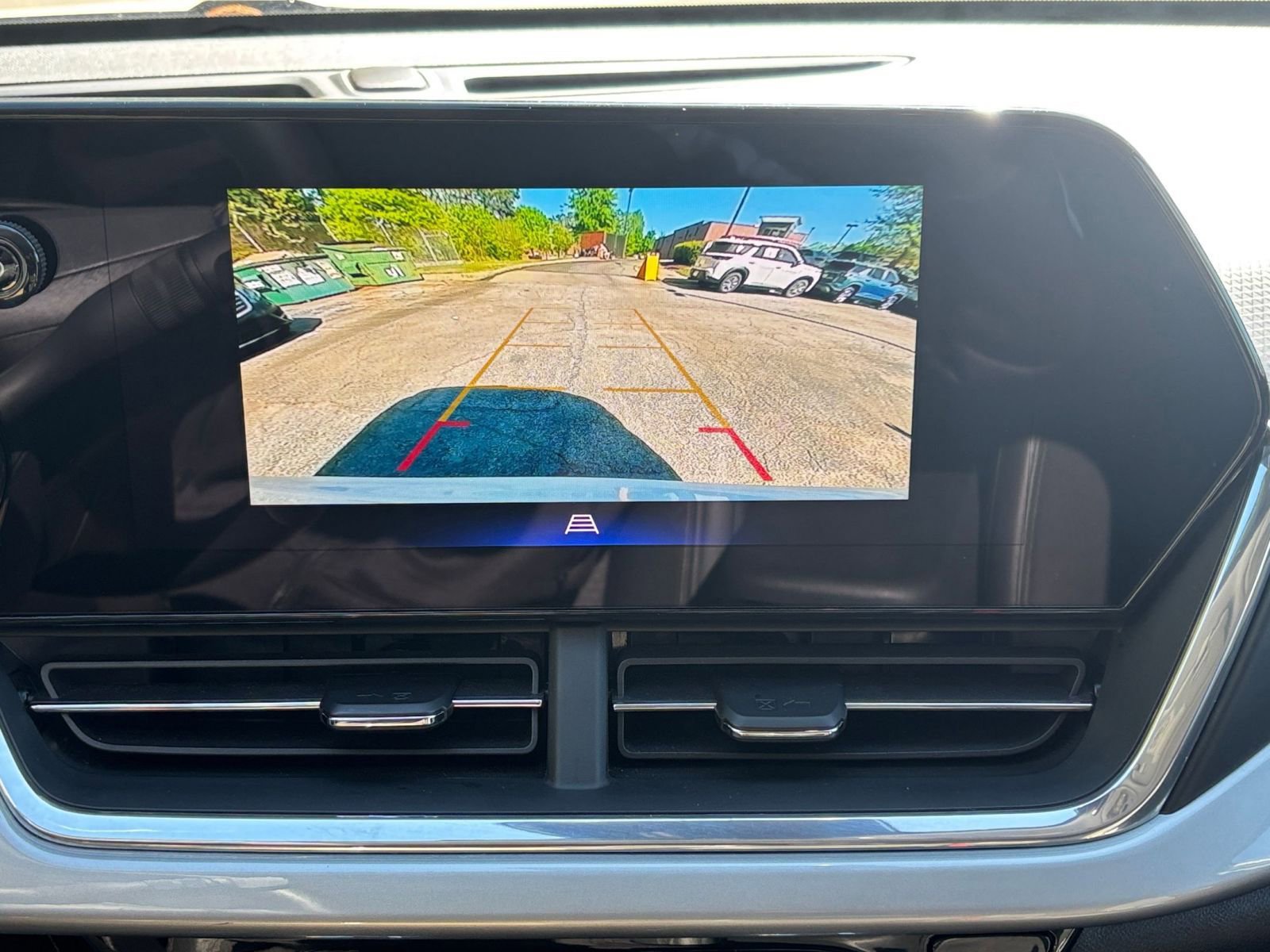 Used 2025 Chevrolet Trax LT w/ LT Convenience Package image 24