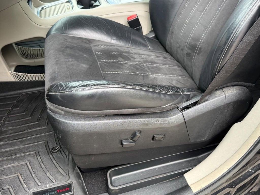 Used 2014 Chrysler Town & Country Touring-L FWD image 27