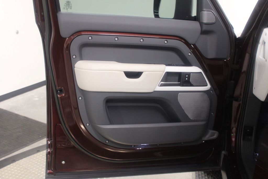 Used 2023 Land Rover Defender 130 SE image 13