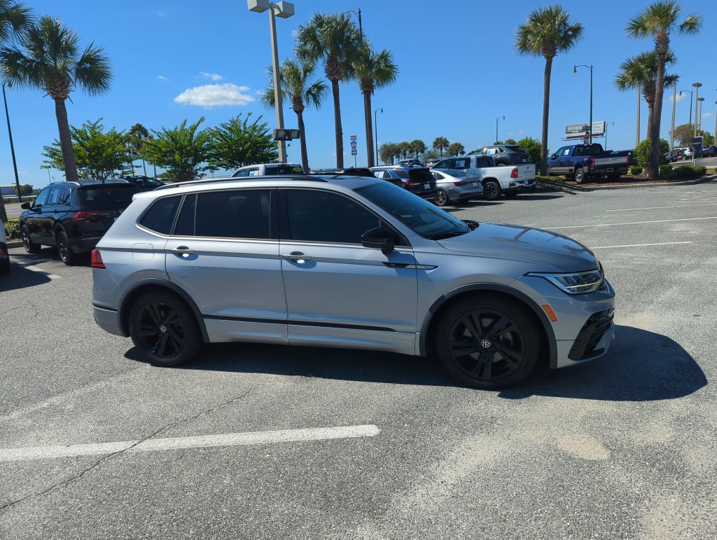 Used 2023 Volkswagen Tiguan SE R-Line FWD image 2