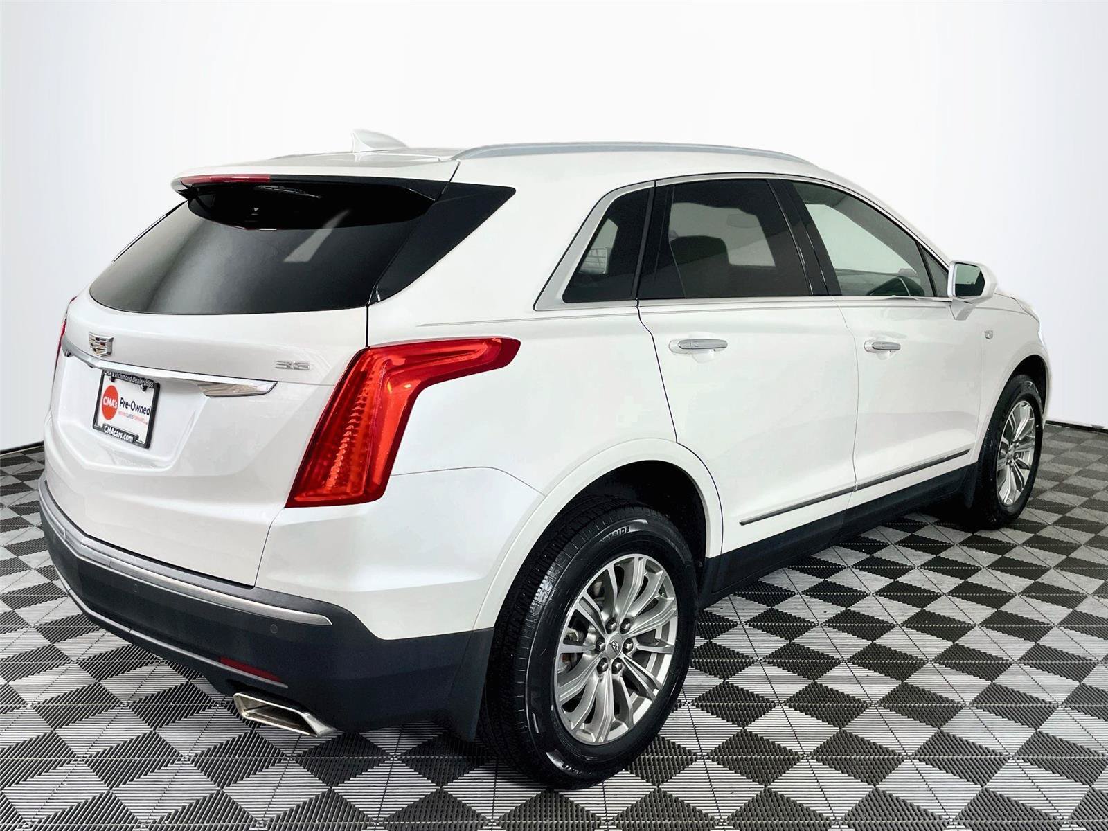 Used 2018 Cadillac XT5 Luxury w/ Driver Awareness Package FWD image 9