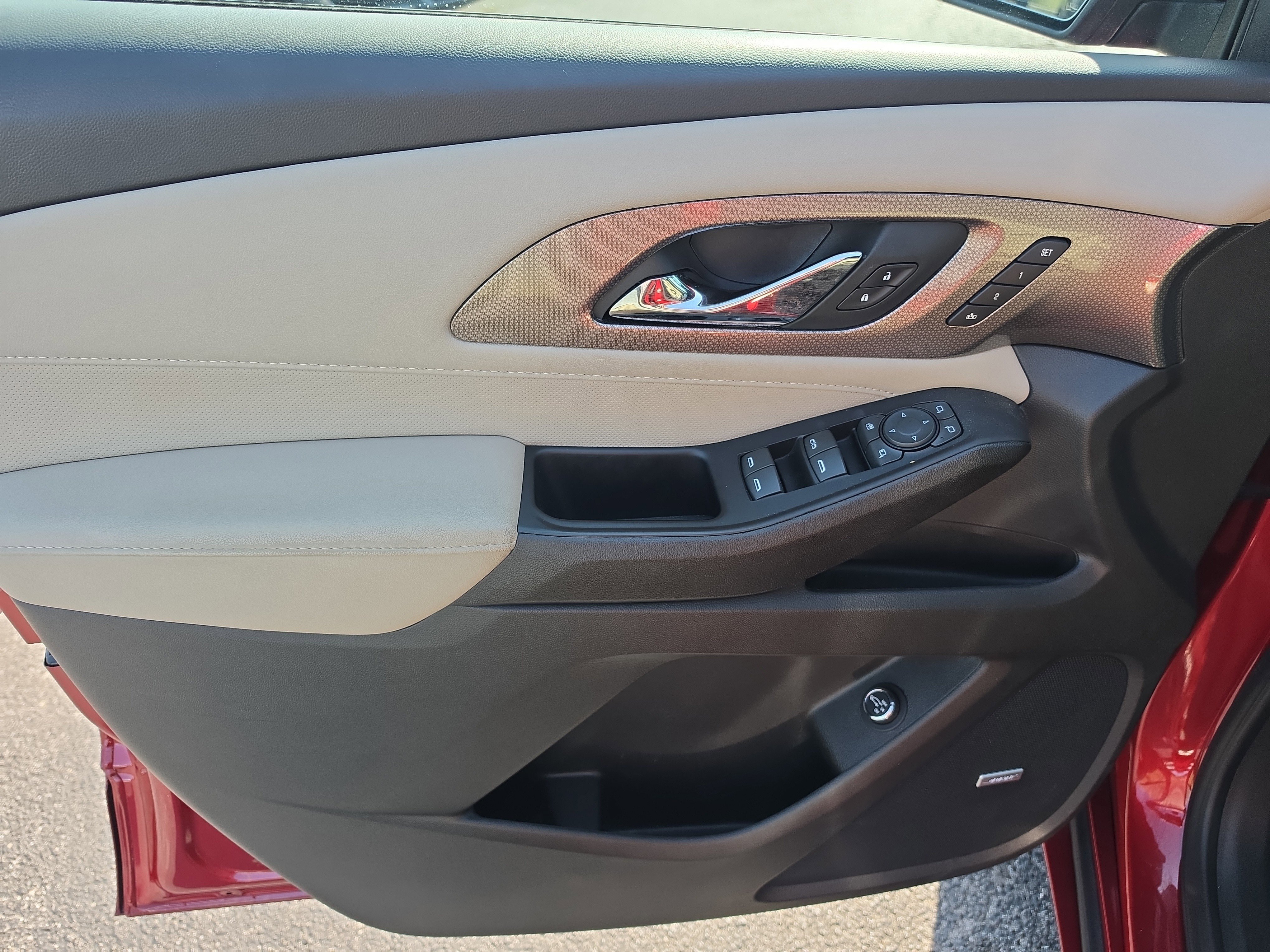 Used 2023 Chevrolet Traverse Premier FWD image 18