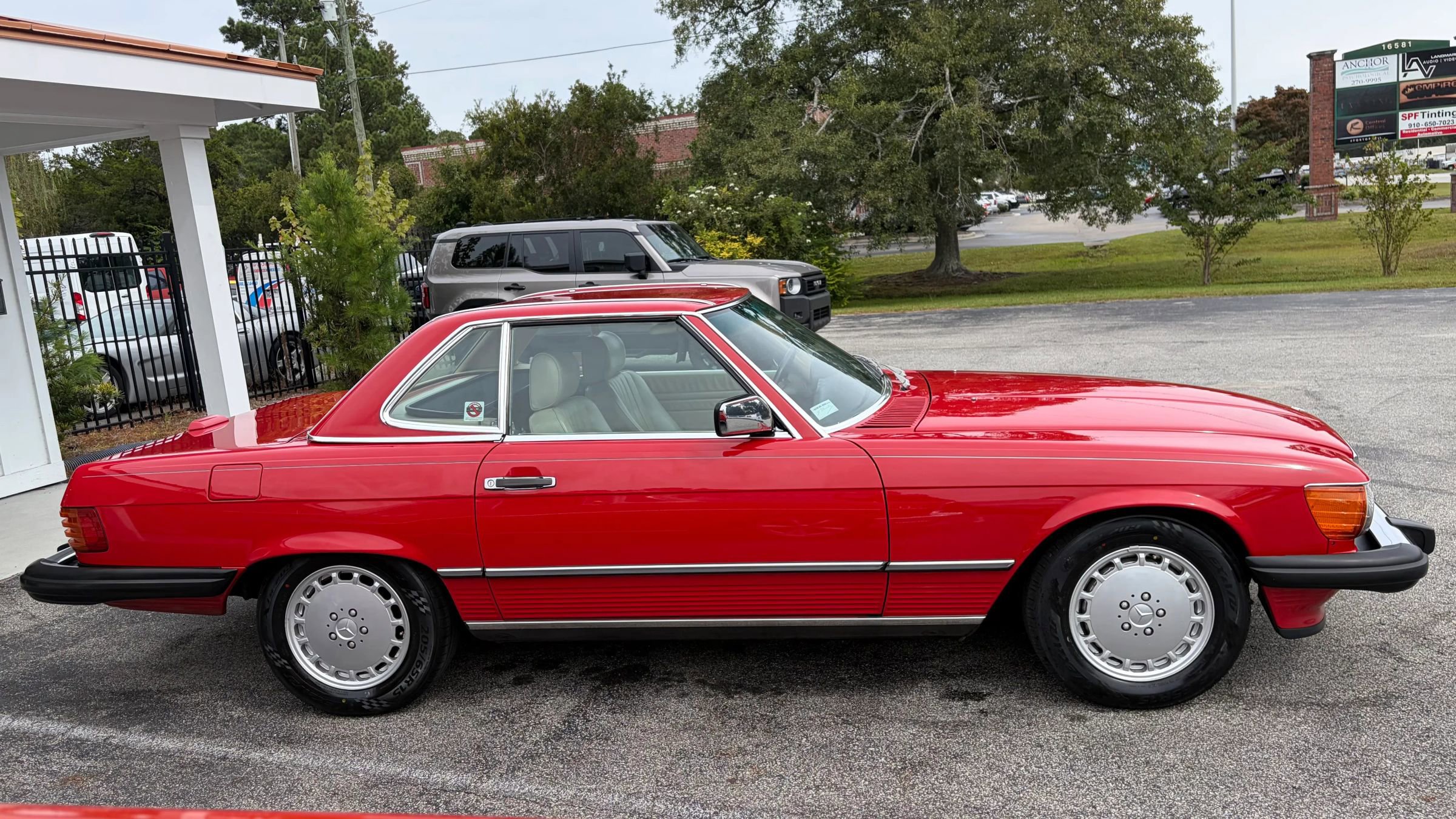 Used 1988 Mercedes-Benz 560 SL image 7