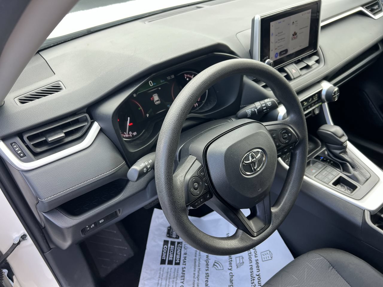 Used 2025 Toyota RAV4 XLE AWD/4WD image 18