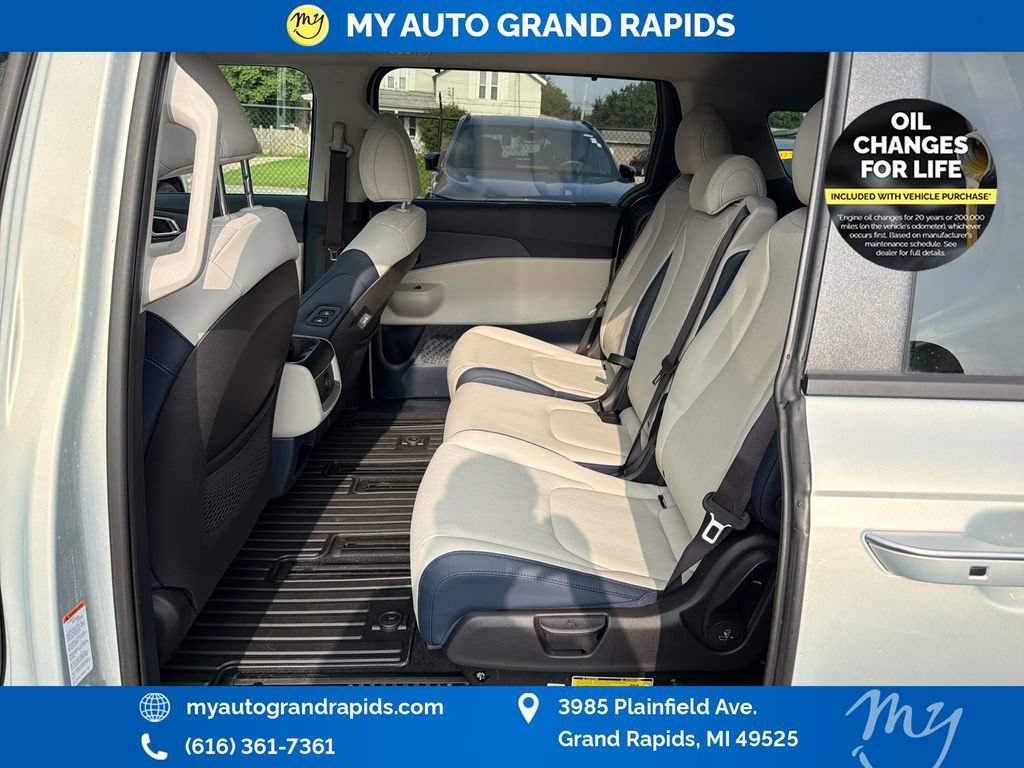 Used 2025 Kia Carnival EX FWD image 27