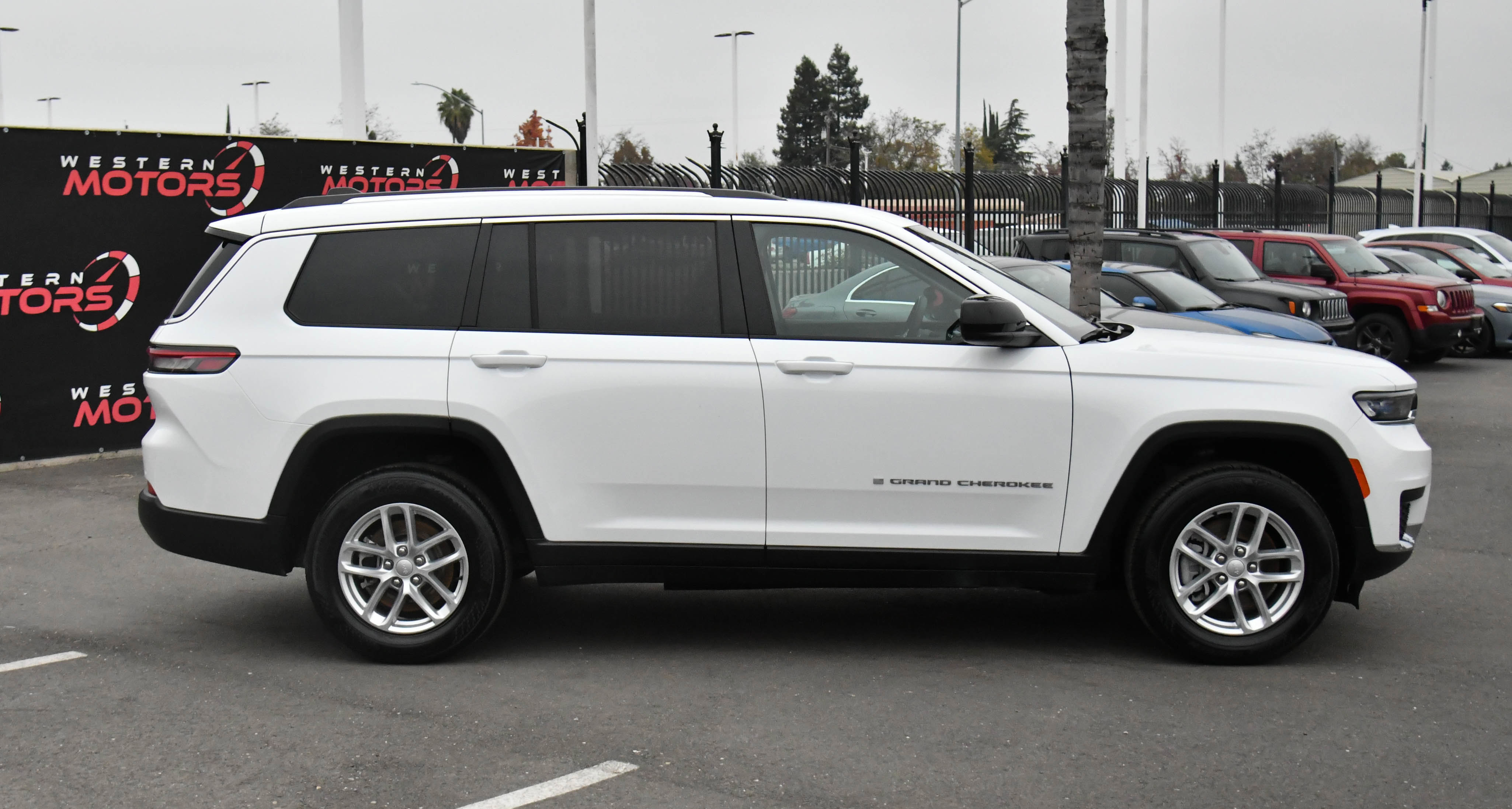 Used 2023 Jeep Grand Cherokee L Laredo image 9