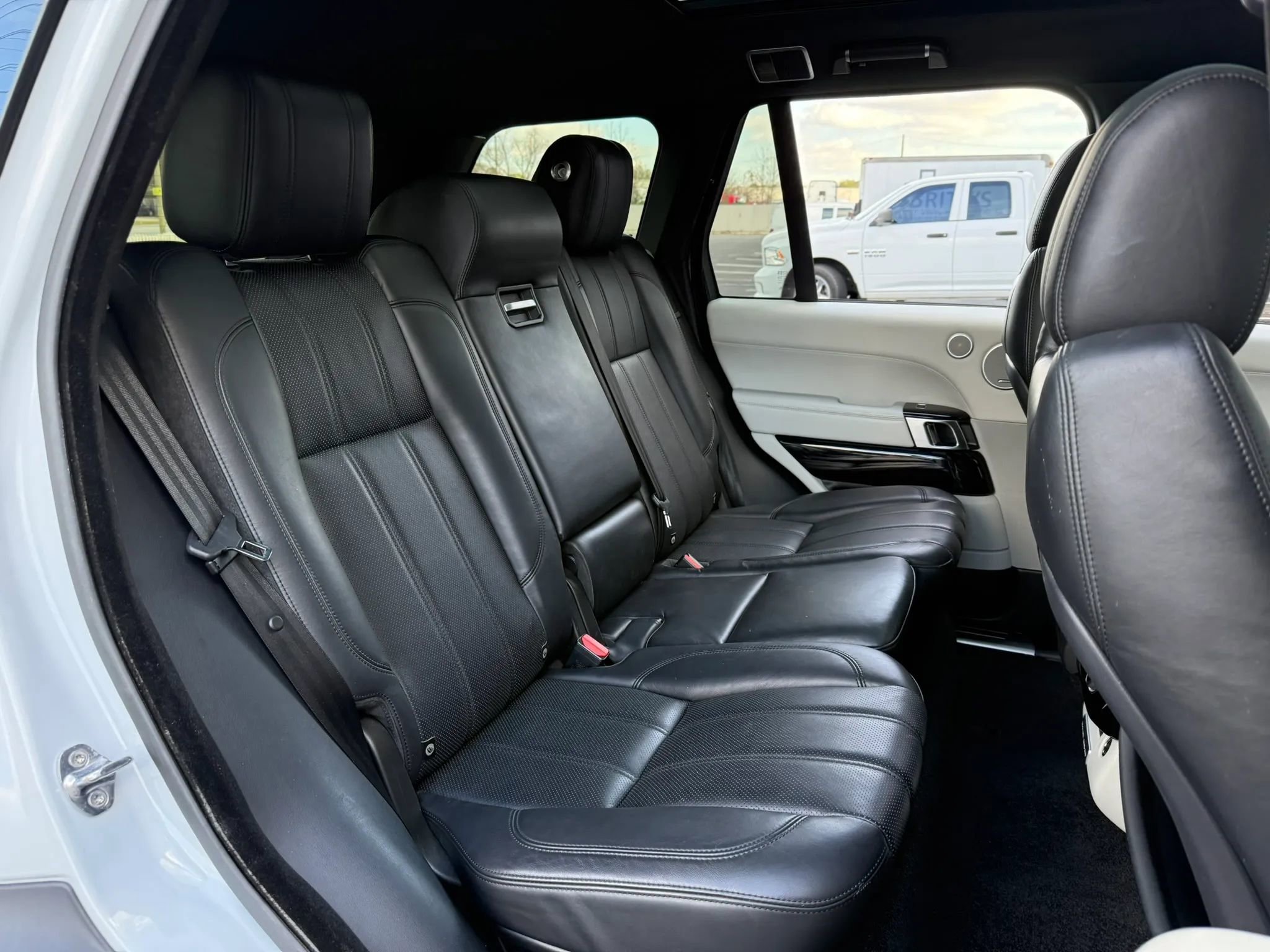 Used 2016 Land Rover Range Rover HSE image 25