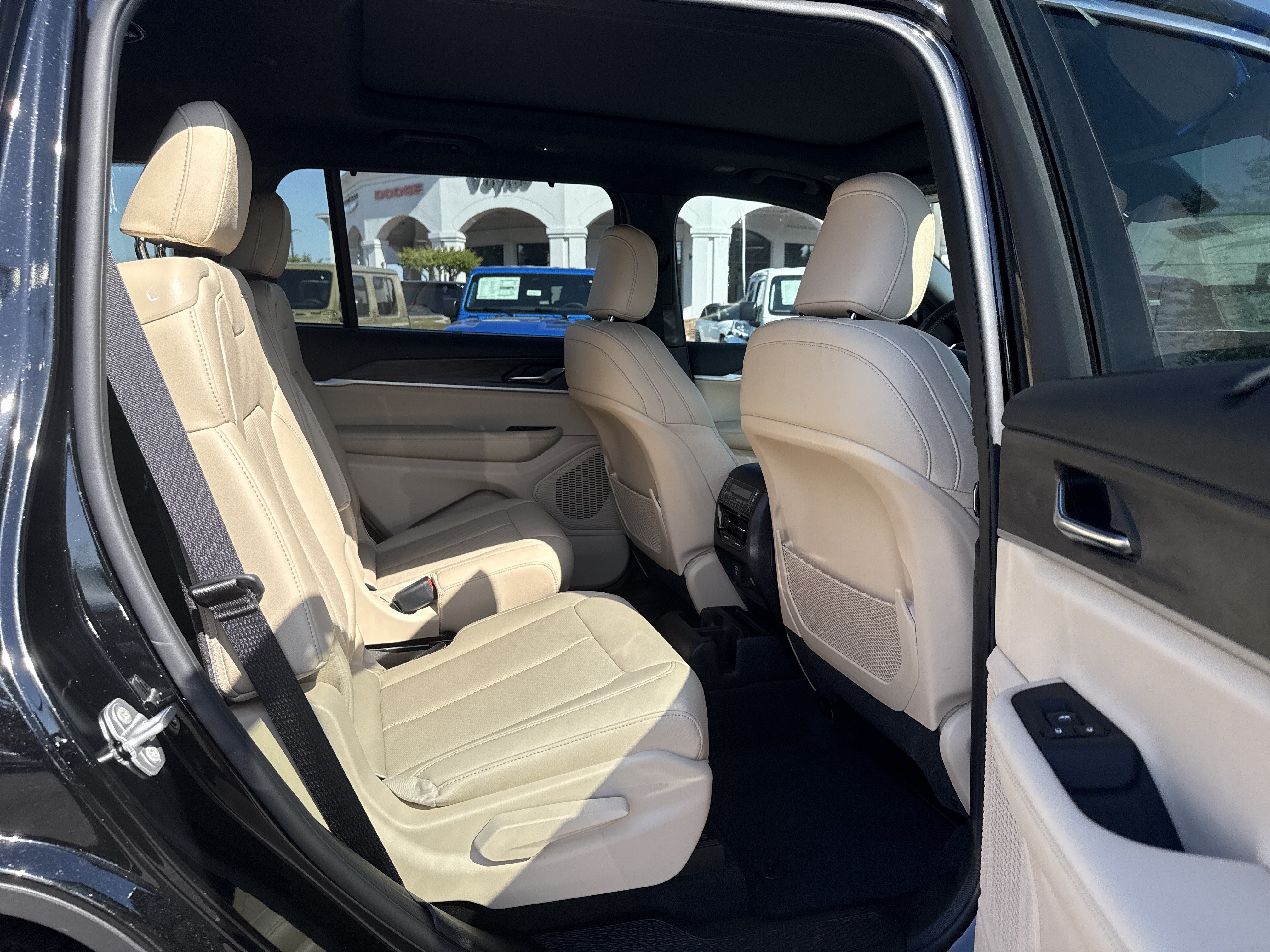 New 2025 Jeep Grand Cherokee L Limited w/ Luxury Tech Group II AWD/4WD image 17