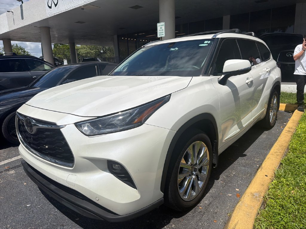 Used 2021 Toyota Highlander Limited FWD image 1