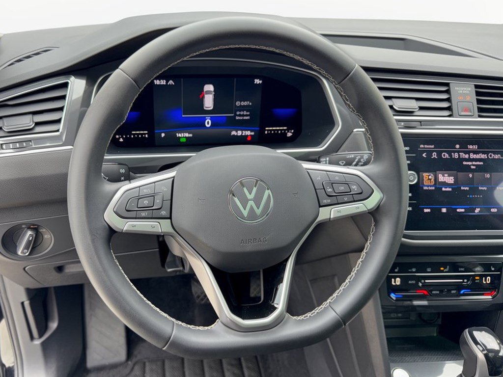 Used 2022 Volkswagen Tiguan SE w/ Panoramic Sunroof Package AWD/4WD image 10