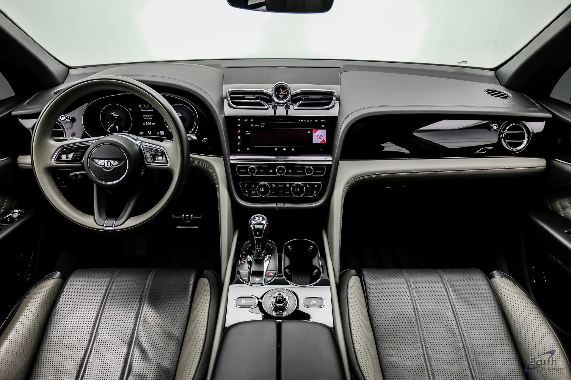 Used 2022 Bentley Bentayga AWD/4WD image 32