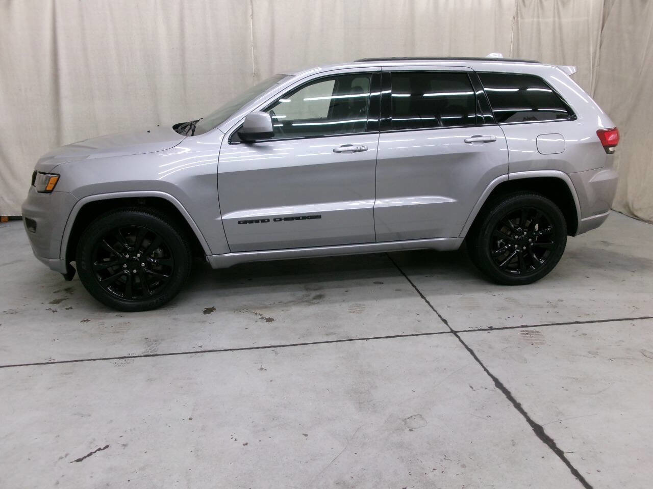 Used 2021 Jeep Grand Cherokee Laredo X image 4
