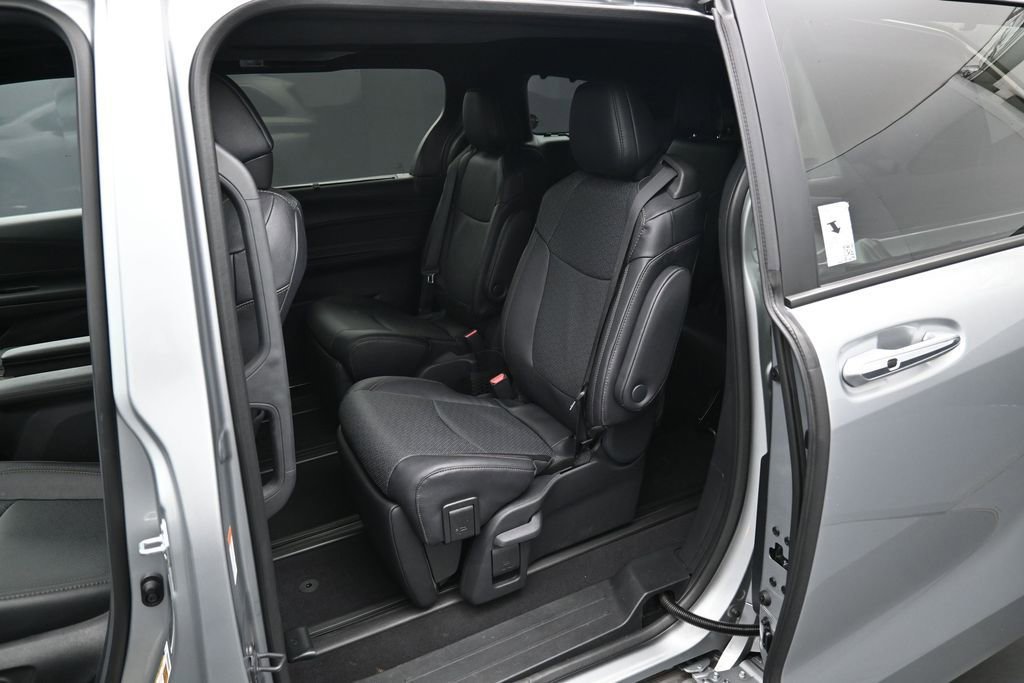 Used 2025 Toyota Sienna Limited AWD/4WD image 33