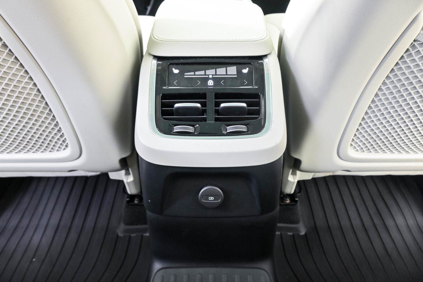 Certified 2025 Volvo XC90 T8 Plus w/ Protection Package Premier AWD/4WD image 19